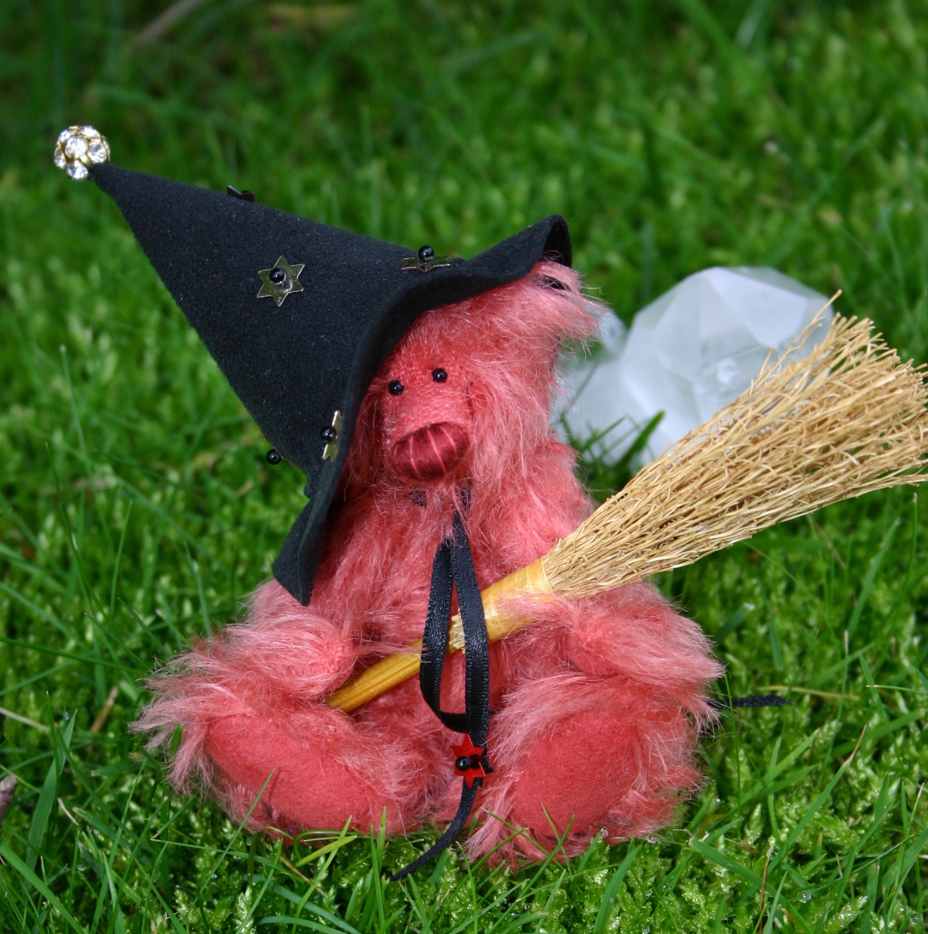 Waldzwerge-Teddy-Hexe aus rotem Mohair mit schwarzem spitzen Hut und Besen