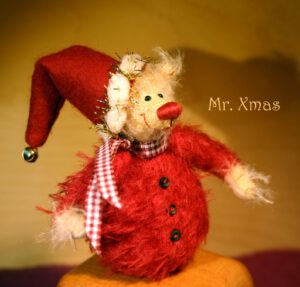 Miniatur Weihnachts Teddy aus rotem und beigem Mohair, mit Kugelbauche, roter Nase und Mütze