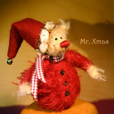 Miniatur Weihnachts Teddy aus rotem und beigem Mohair, mit Kugelbauche, roter Nase und Mütze