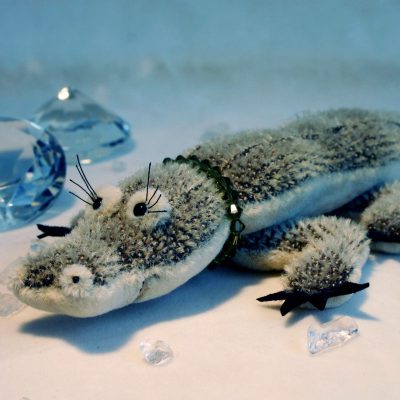 Waldzwerge Krokodil aus kurzem grünen Mohair mit langen Wimpern