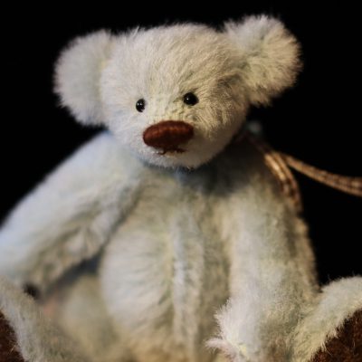 Nahaufnahme eines Waldzwerge Miniatur Teddys aus hellblauem Alpaka mit brauner Nase